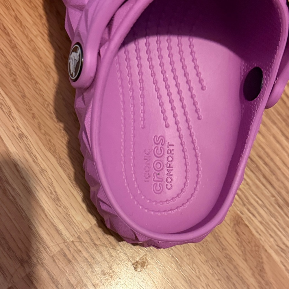 CROCS Women's Textured Pink Sandals - Picture 8 of 8